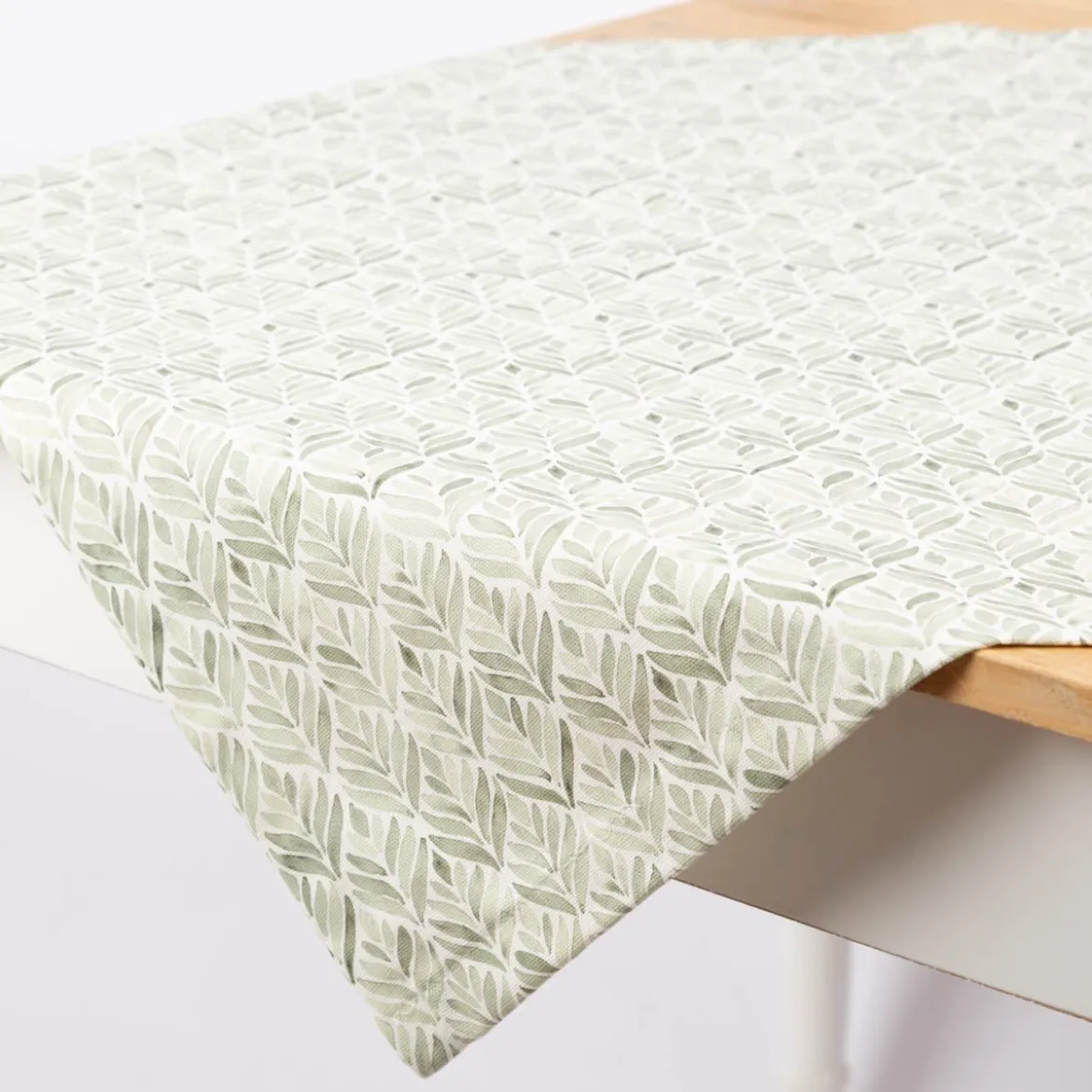 Tischdecke aus Baumwolle mit Aquarell Ornamenten in Weiß und Grün in versch. Größen von SCHÖNER LEBEN.