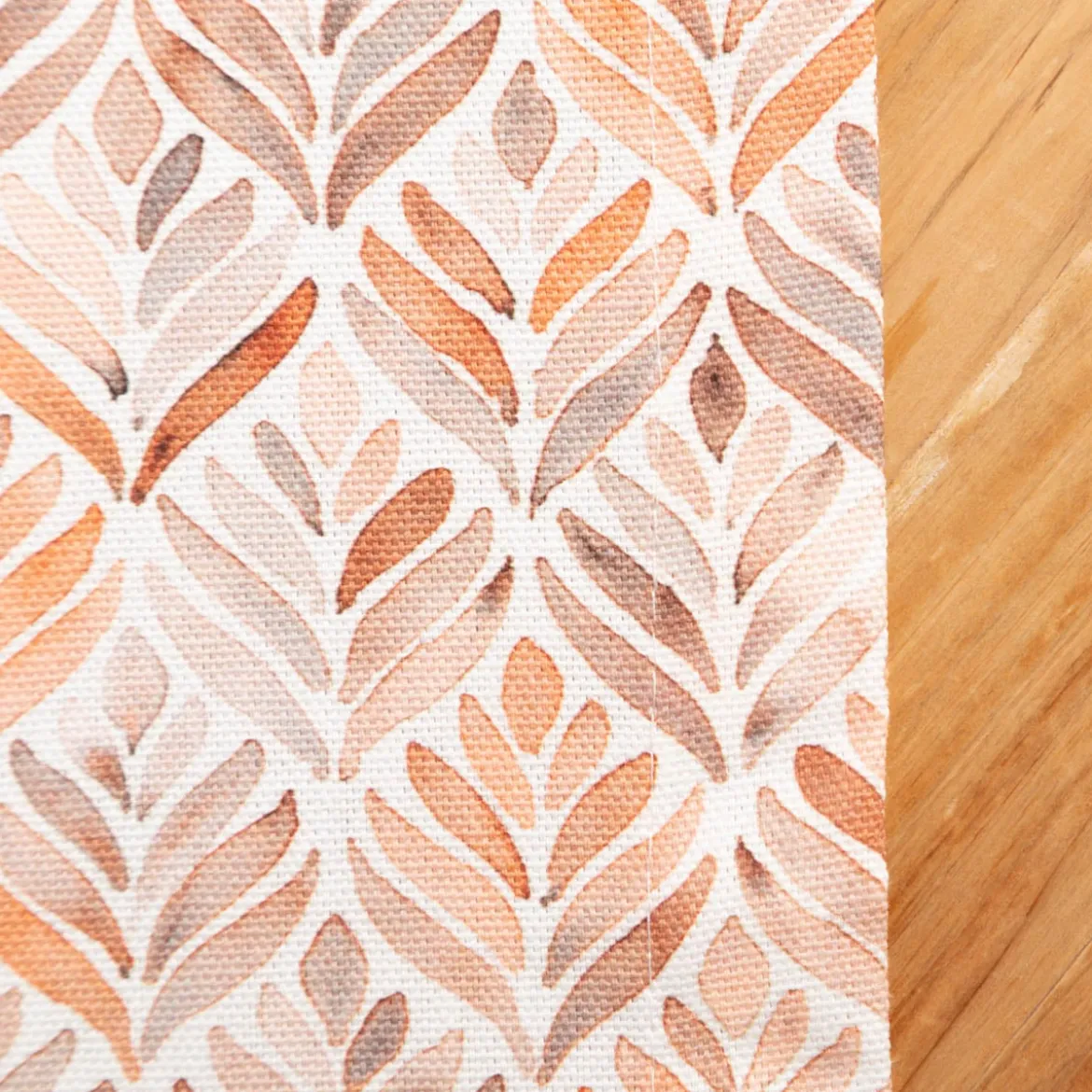 Tischdecke aus Baumwolle mit Aquarell Ornamenten in Weiß und Terracotta in versch. Größen von SCHÖNER LEBEN.