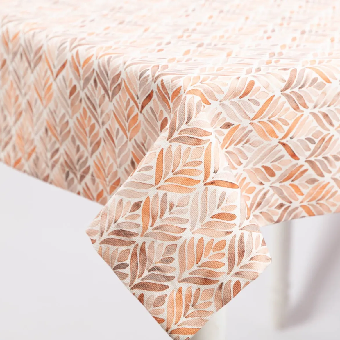 Tischdecke aus Baumwolle mit Aquarell Ornamenten in Weiß und Terracotta in versch. Größen von SCHÖNER LEBEN.