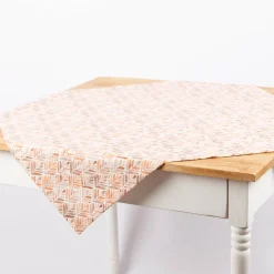 Tischdecke aus Baumwolle mit Aquarell Ornamenten in Weiß und Terracotta in versch. Größen von SCHÖNER LEBEN.