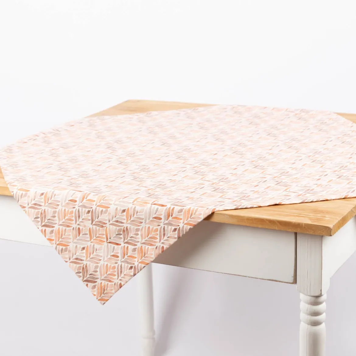 Tischdecke aus Baumwolle mit Aquarell Ornamenten in Weiß und Terracotta in versch. Größen von SCHÖNER LEBEN.
