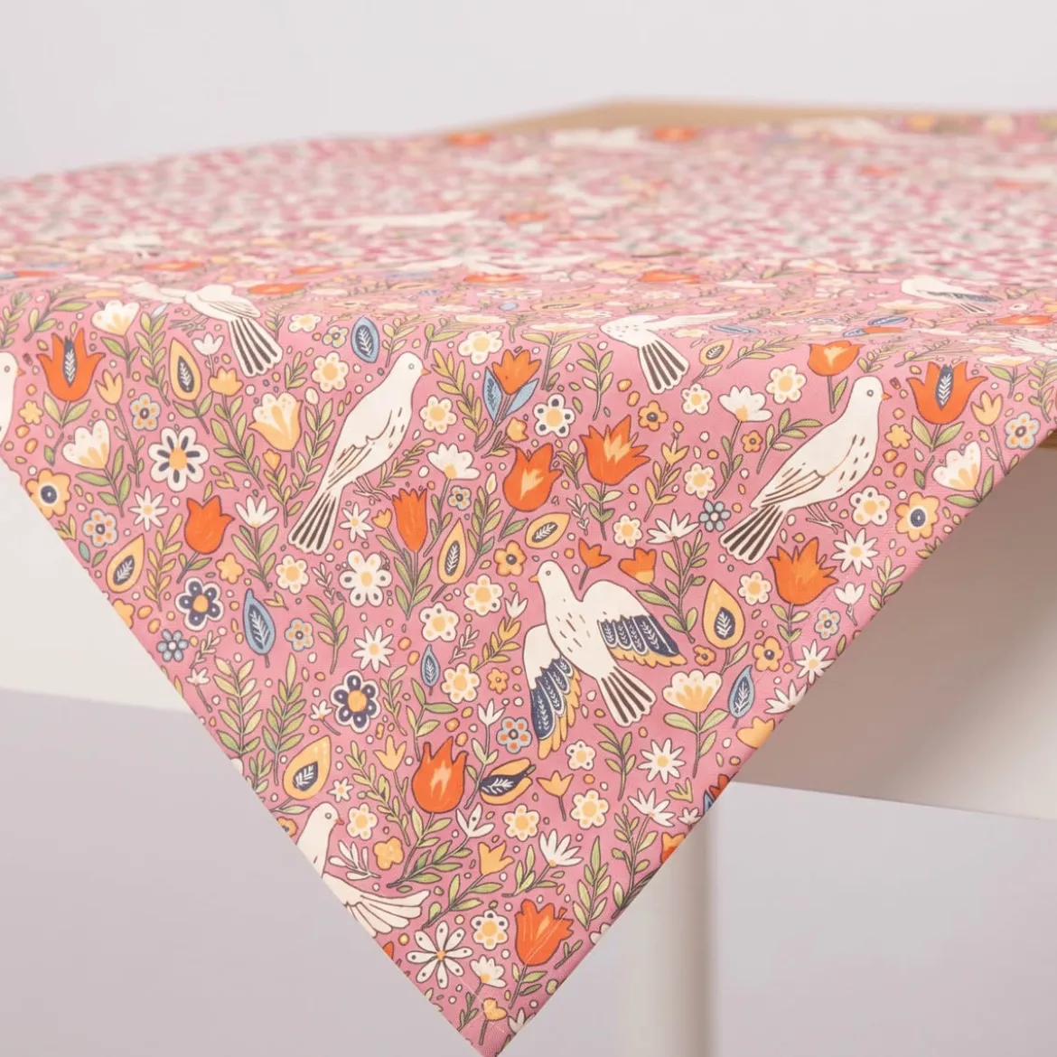Tischdecke aus Baumwolle mit Blumen und Tauben rosa bunt von SCHÖNER LEBEN. – handgenäht & auf Maß