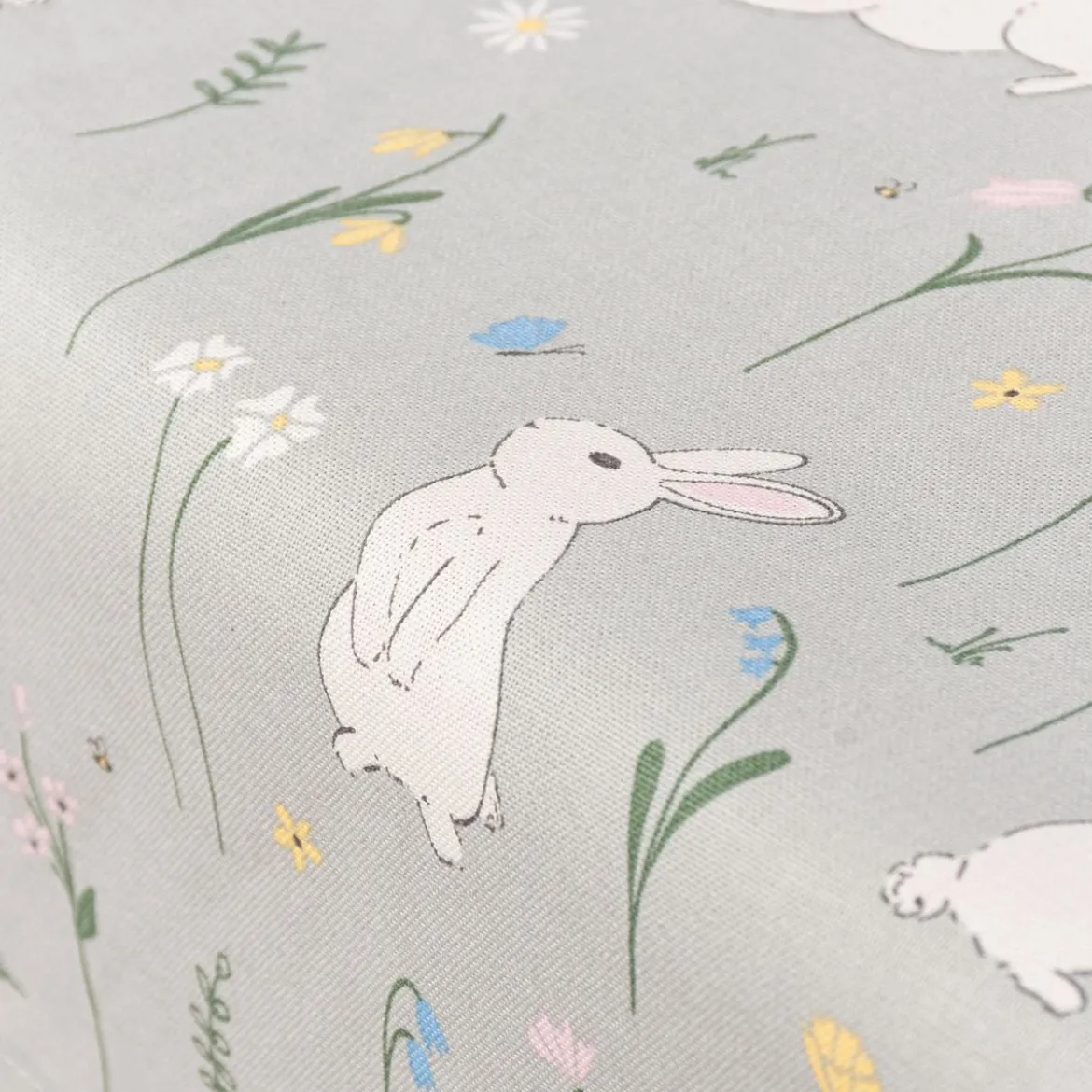 Tischdecke Cute Rabbit Garden Hasen Blumen mintgrün bunt in versch. Größen von SCHÖNER LEBEN.