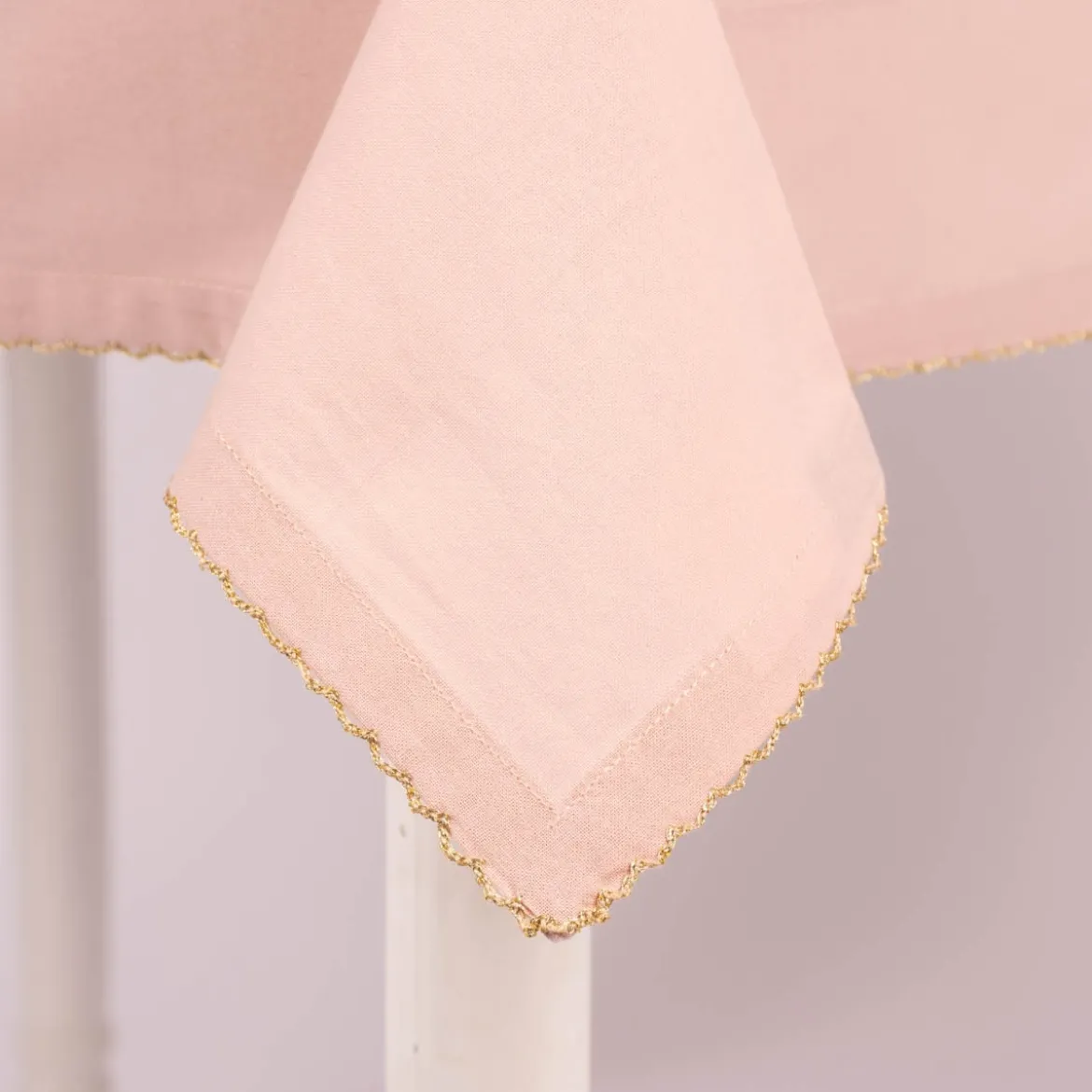 Tischdecke Runa mit Borte rosa goldfarbig 150x200cm