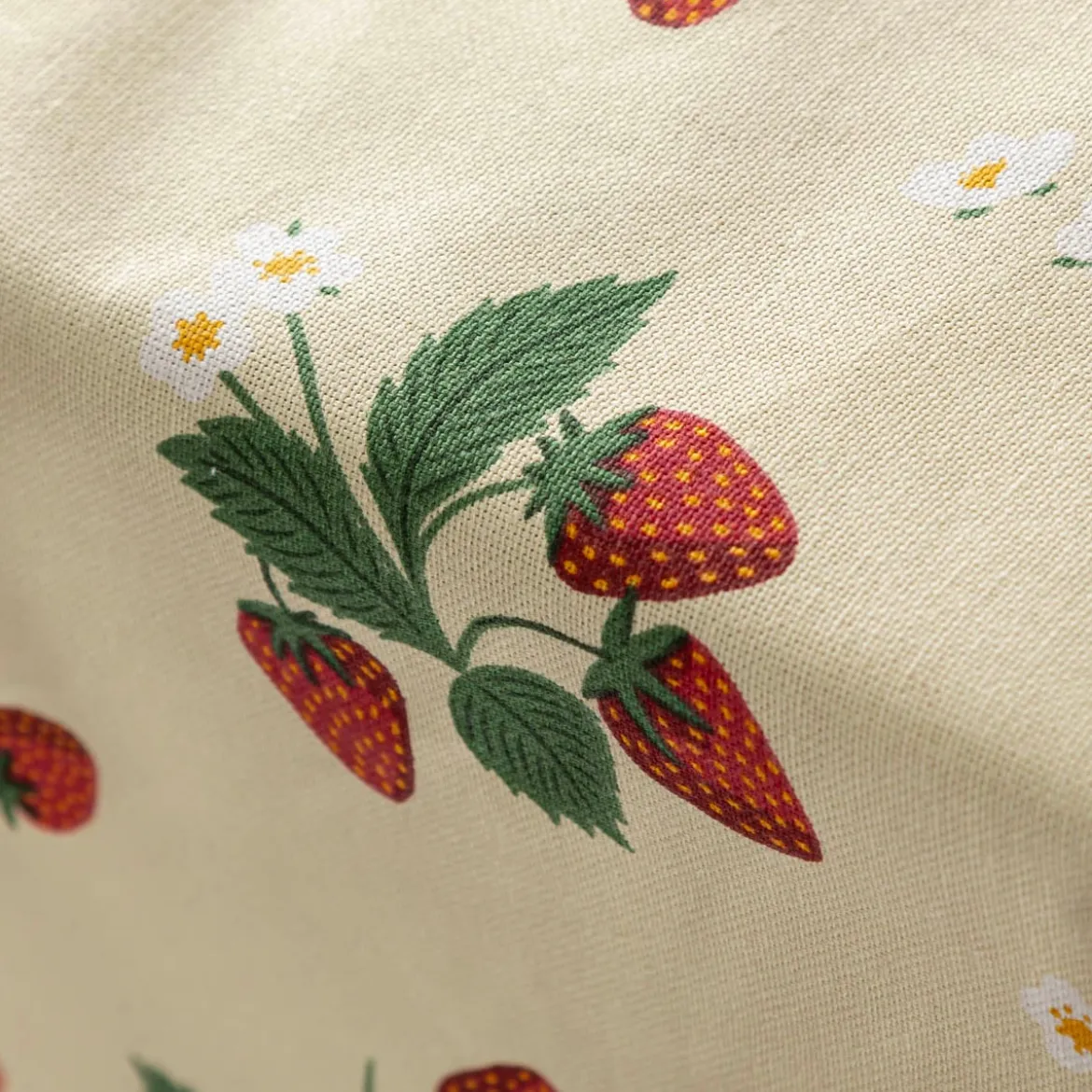 Tischdecke Strawberry Happy Fruit Erdbeeren vanille rot grün in versch. Größen von SCHÖNER LEBEN.