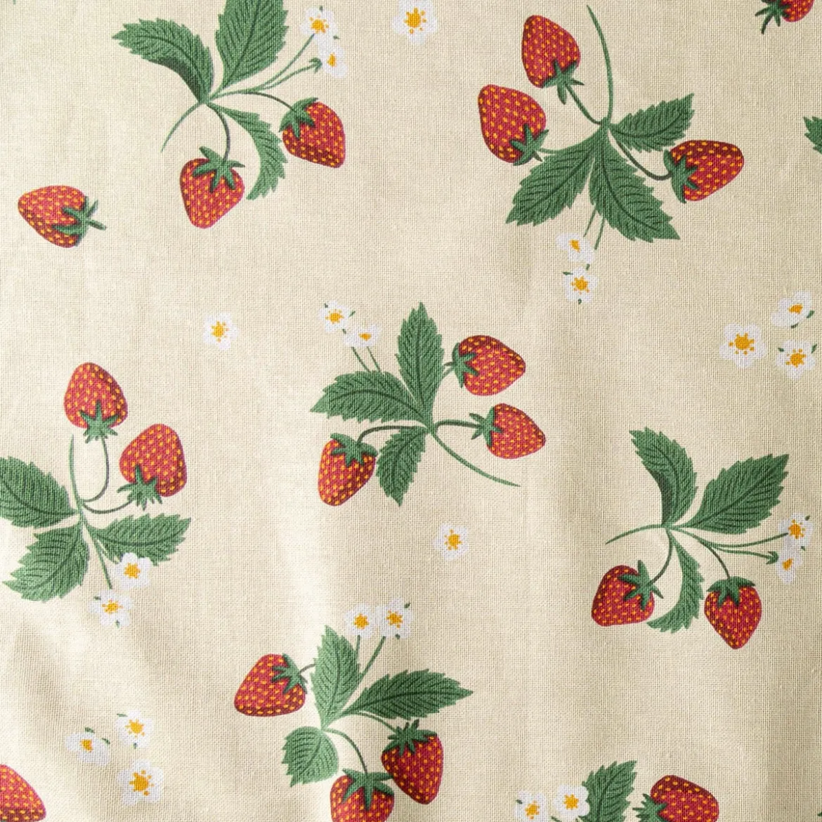 Tischdecke Strawberry Happy Fruit Erdbeeren vanille rot grün in versch. Größen von SCHÖNER LEBEN.