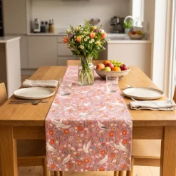 Tischläufer aus Baumwolle mit Blumen und Tauben rosa bunt 40x160cm von SCHÖNER LEBEN.