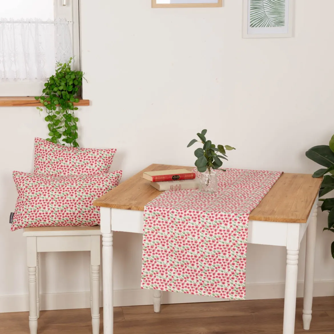 Tischläufer aus Baumwolle mit Mini Blumen weiß pink 40x160cm von SCHÖNER LEBEN.
