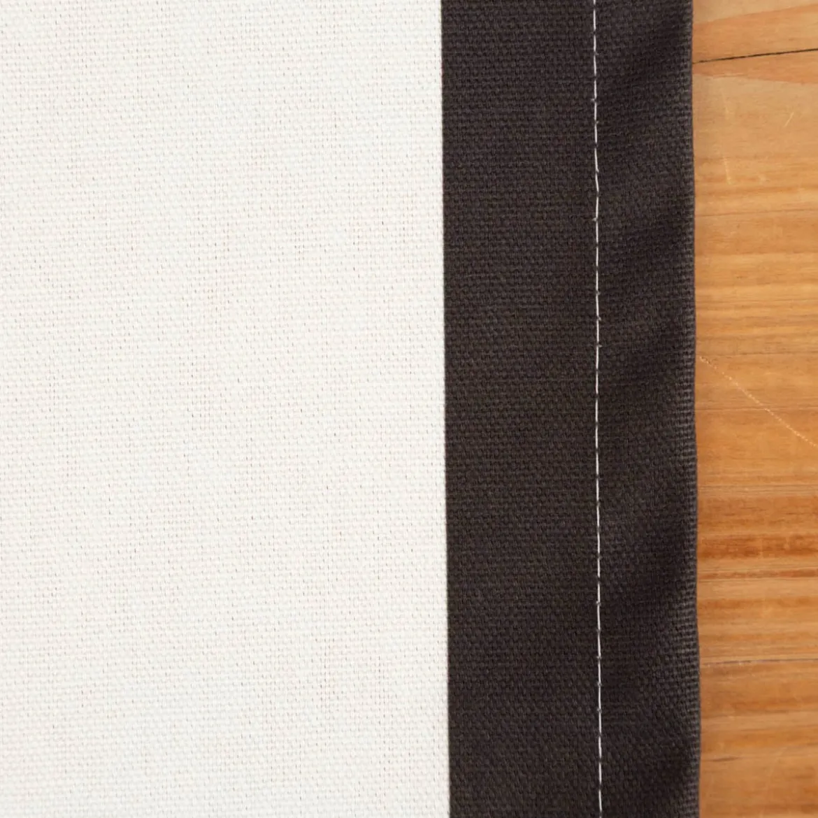 Tischläufer aus Baumwolle mit Streifen schwarz ecru 40x160cm von SCHÖNER LEBEN.