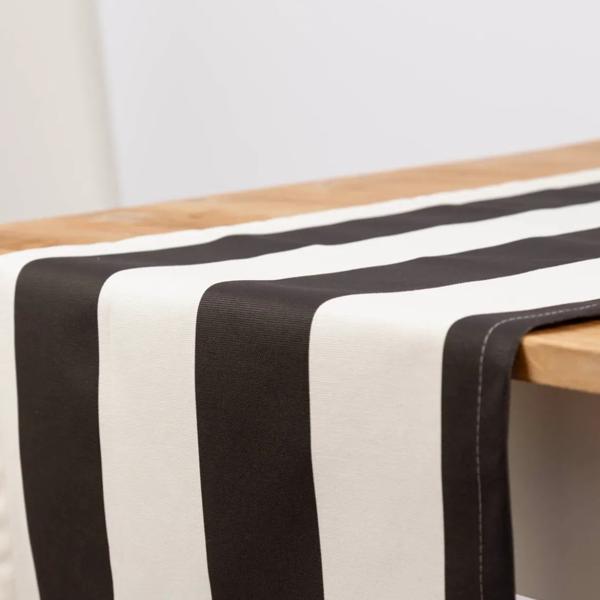 Tischläufer aus Baumwolle mit Streifen schwarz ecru 40x160cm von SCHÖNER LEBEN.
