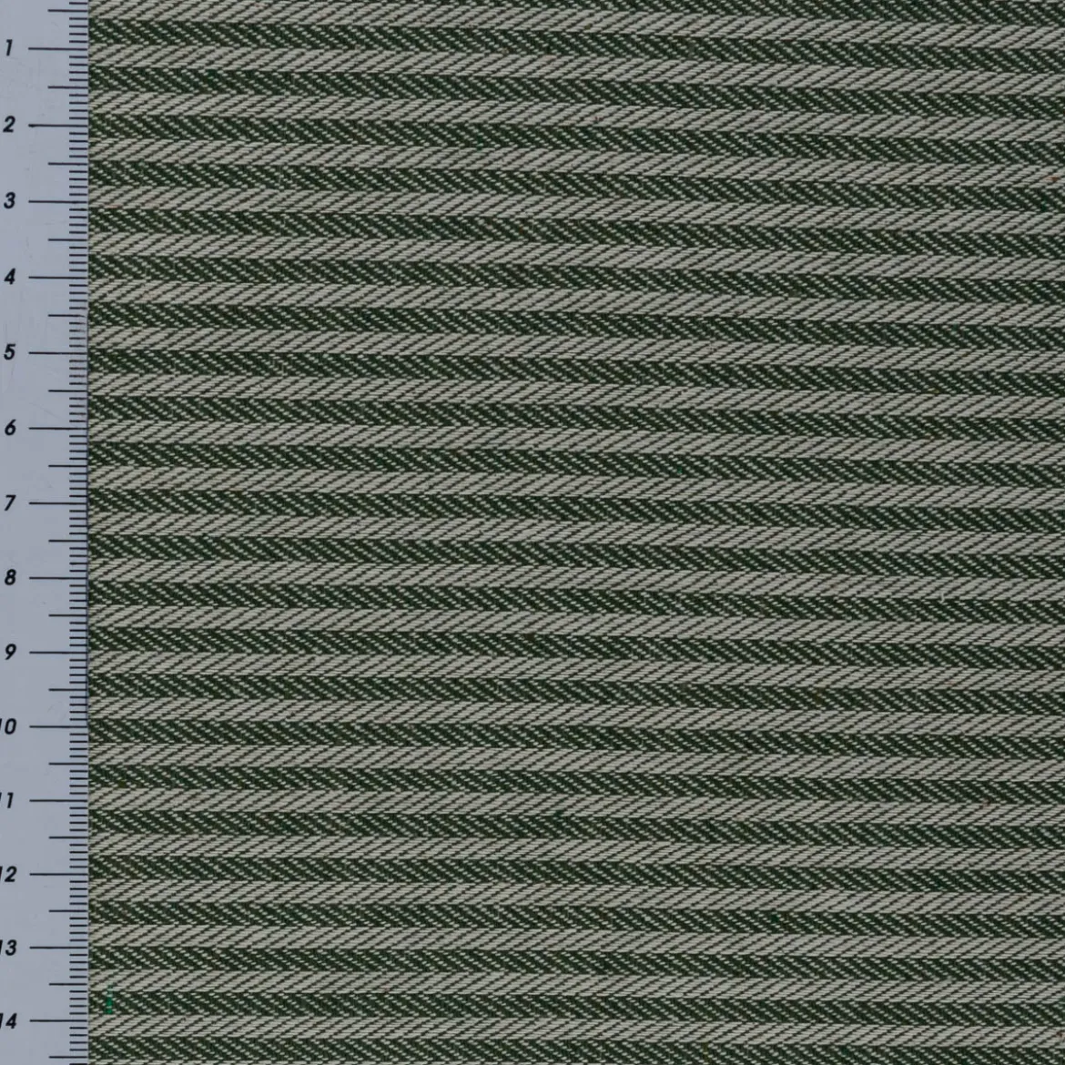 Tischläufer aus Dobbystoff mit schmalen Streifen grün beige in 40x160cm von SCHÖNER LEBEN.