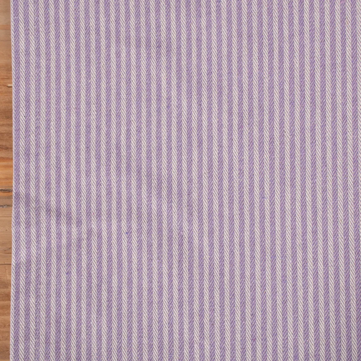 Tischläufer aus Dobbystoff mit schmalen Streifen lila beige in 40x160cm von SCHÖNER LEBEN.