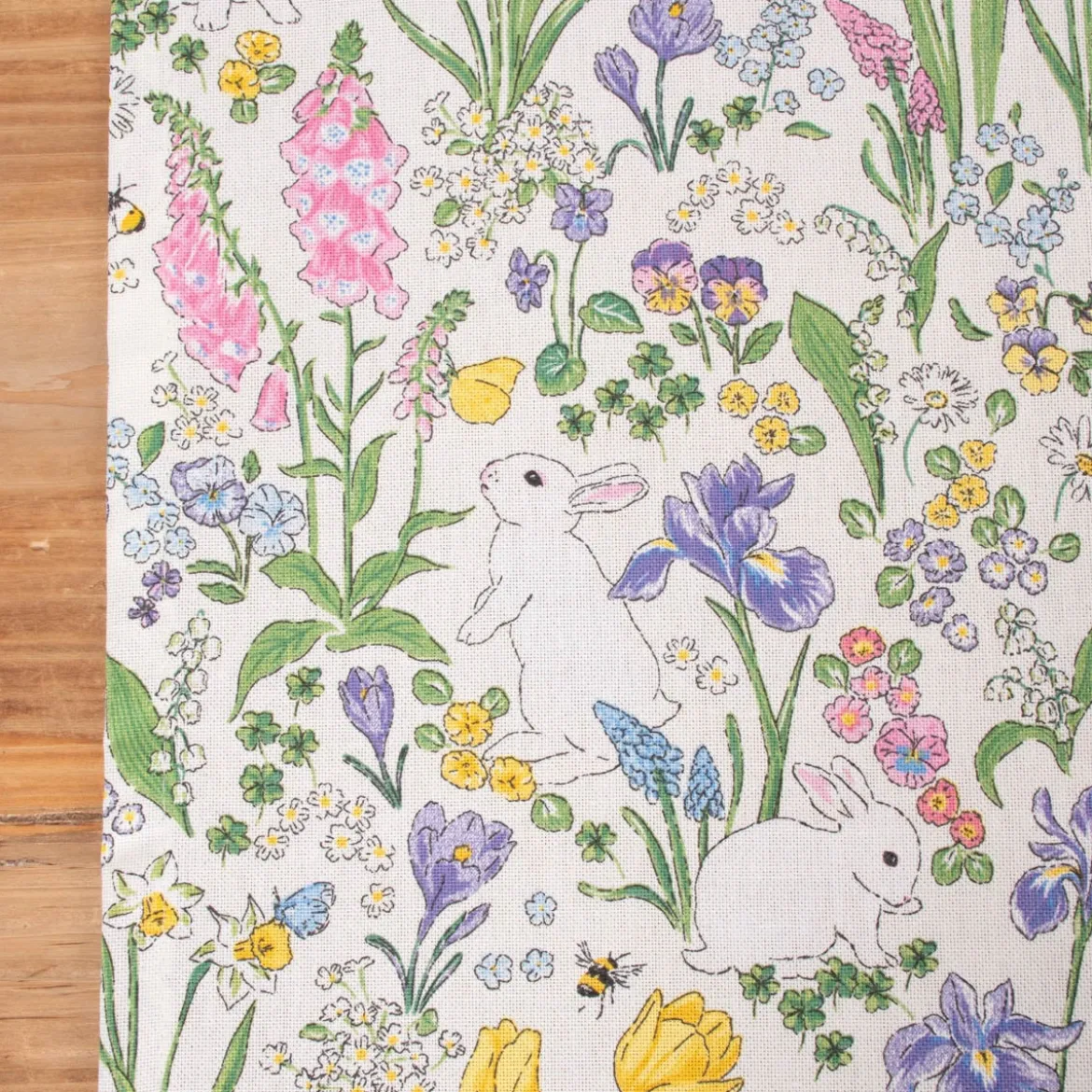 Tischläufer Rabbit Spring Fever Hasen Blumen weiß bunt 40x160cm von SCHÖNER LEBEN.
