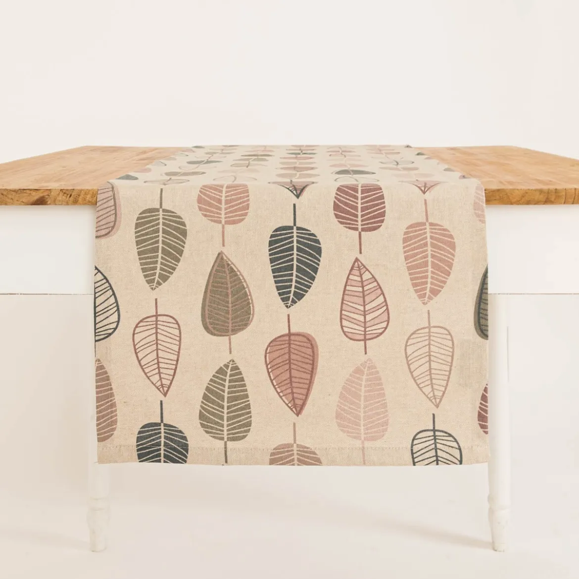 Tischläufer Scandi Retro Leaves Blätter natur rosa 40x160cm von SCHÖNER LEBEN.