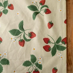 Tischläufer Strawberry Happy Fruit Erdbeeren vanille rot grün 40x160cm von SCHÖNER LEBEN