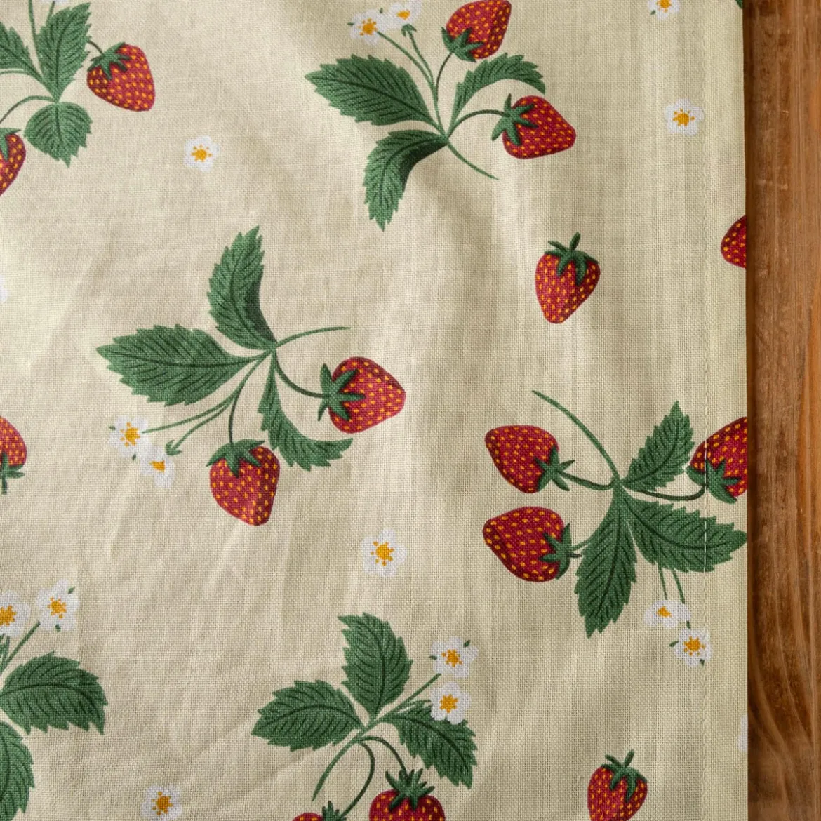 Tischläufer Strawberry Happy Fruit Erdbeeren vanille rot grün 40x160cm von SCHÖNER LEBEN