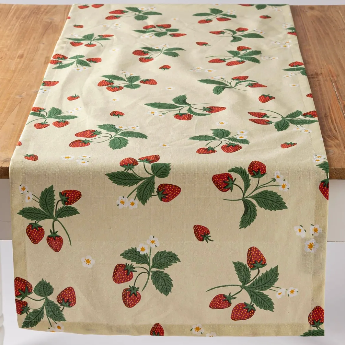 Tischläufer Strawberry Happy Fruit Erdbeeren vanille rot grün 40x160cm von SCHÖNER LEBEN