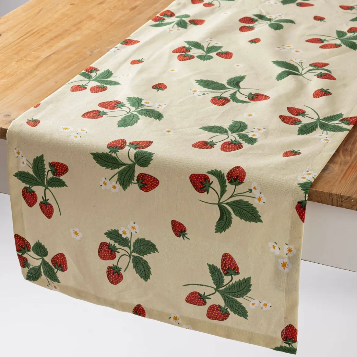 Tischläufer Strawberry Happy Fruit Erdbeeren vanille rot grün 40x160cm von SCHÖNER LEBEN