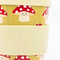 To go Becher aus recycelten PET Flaschen Fliegenpilz grün rot weiß 400ml von Sass & Belle