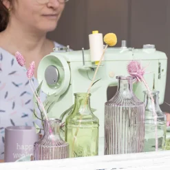 Vase Flaschenform zylinderförmig mit geriffelter Oberfläche transparent lila aus Glas groß oder klein