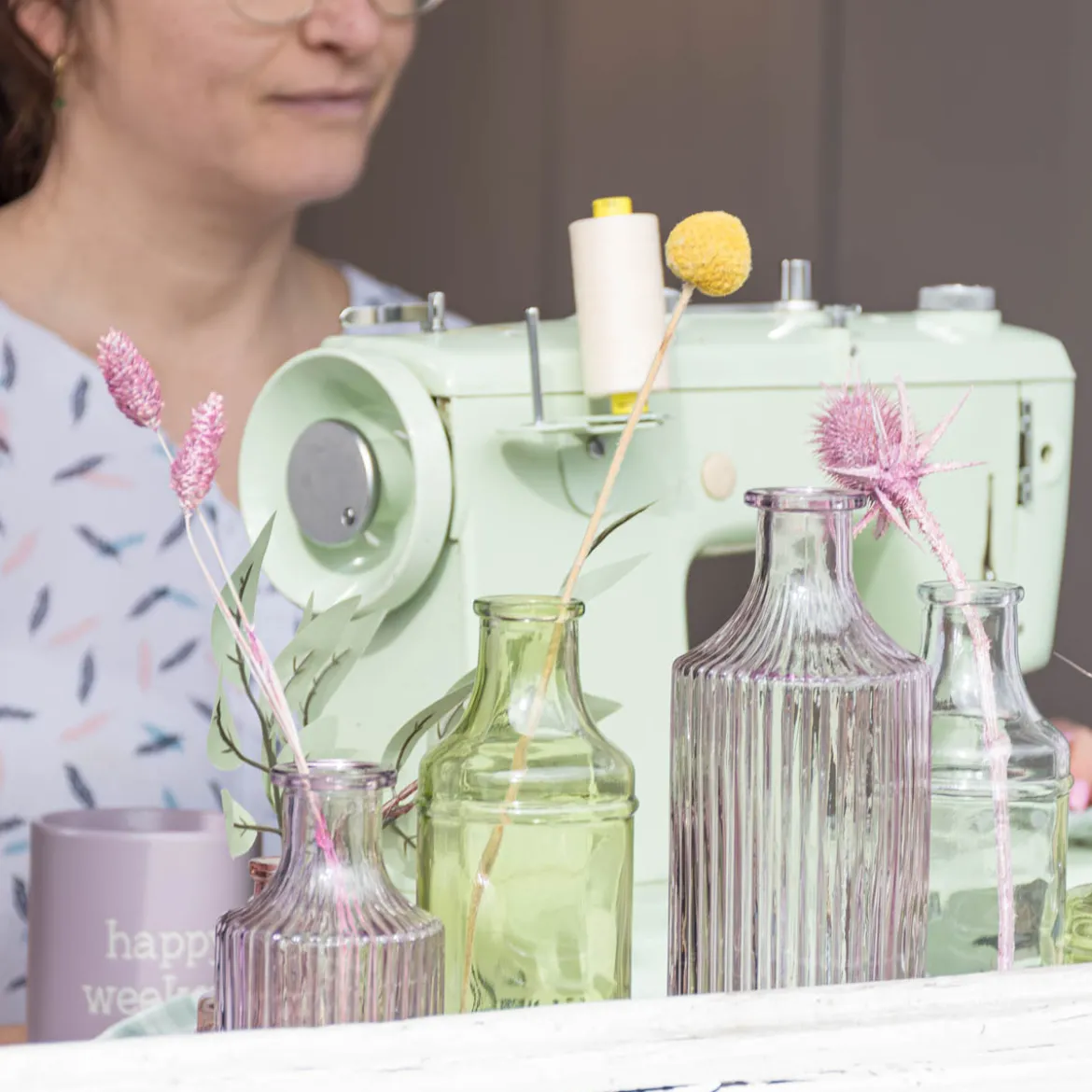 Vase Flaschenform zylinderförmig mit geriffelter Oberfläche transparent lila aus Glas groß oder klein