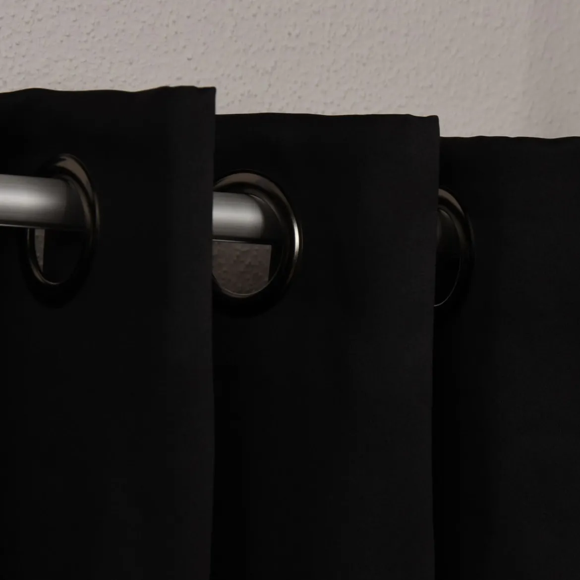 Verdunklungsgardine mit Ösenaufhängung einfarbig schwarz 135x250cm
