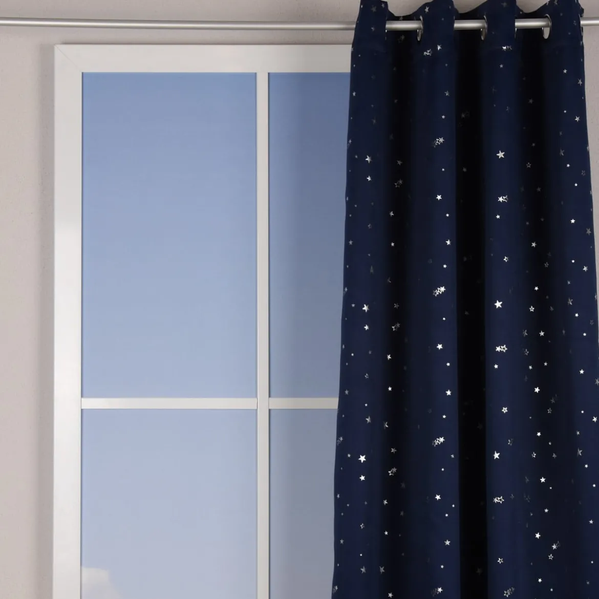Verdunklungsgardine mit Ösenaufhängung dunkelblau mit silberfarbigen Sternchen 135x225cm