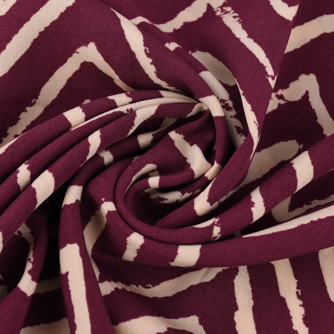 Viskosestoff Bekleidungsstoff Radiance Chevronmuster ZIG ZAG aubergine beige 1,40m Breite