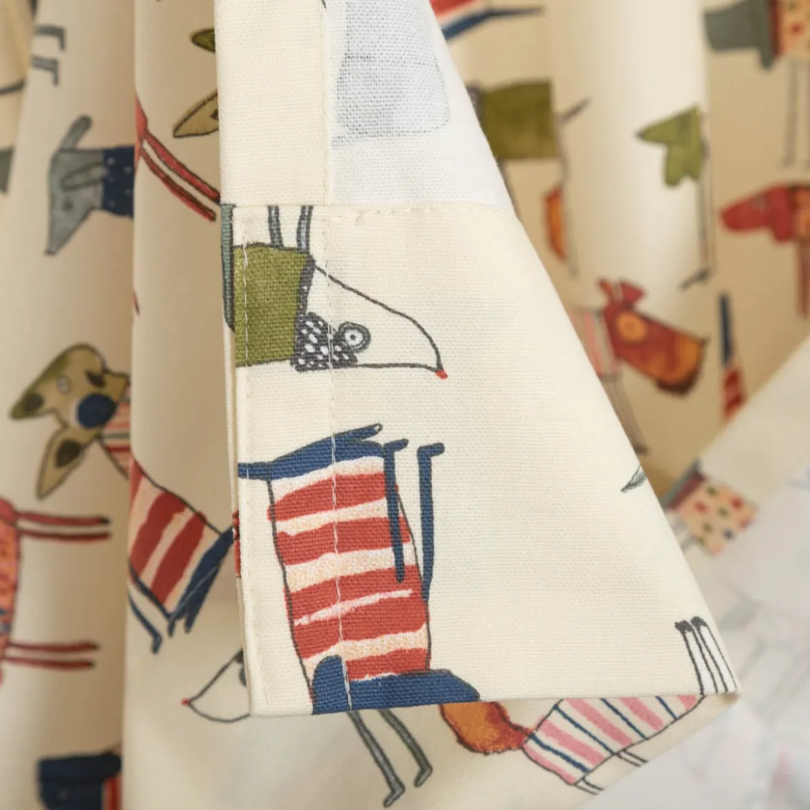 Vorhang aus Baumwolle Hunde beige bunt mit Smok-Schlaufenband 245x130cm (HxB) oder Wunschmaß von SCHÖNER LEBEN.