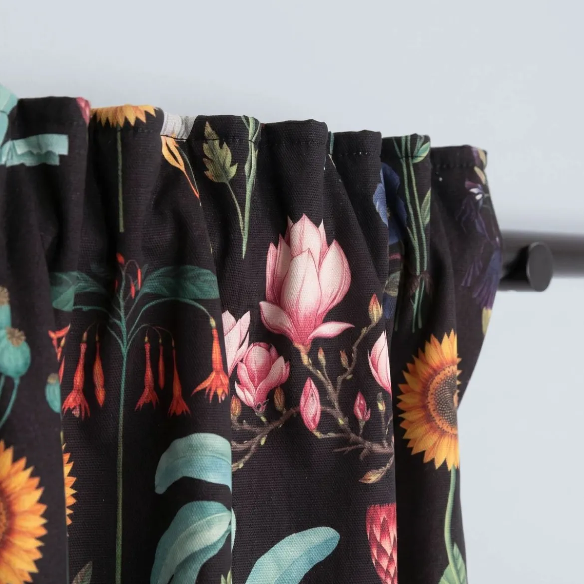Vorhang Baumwolle Blumen Palmenblätter schwarz bunt mit Smok-Schlaufenband 245x130cm (HxB) oder Wunschmaß von SCHÖNER LEBEN.