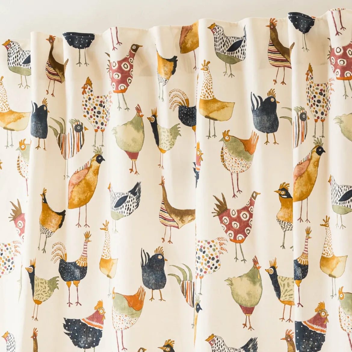 Vorhang Harriet Vintage Hühner wollweiß bunt in 245cm oder Wunschlänge von SCHÖNER LEBEN.