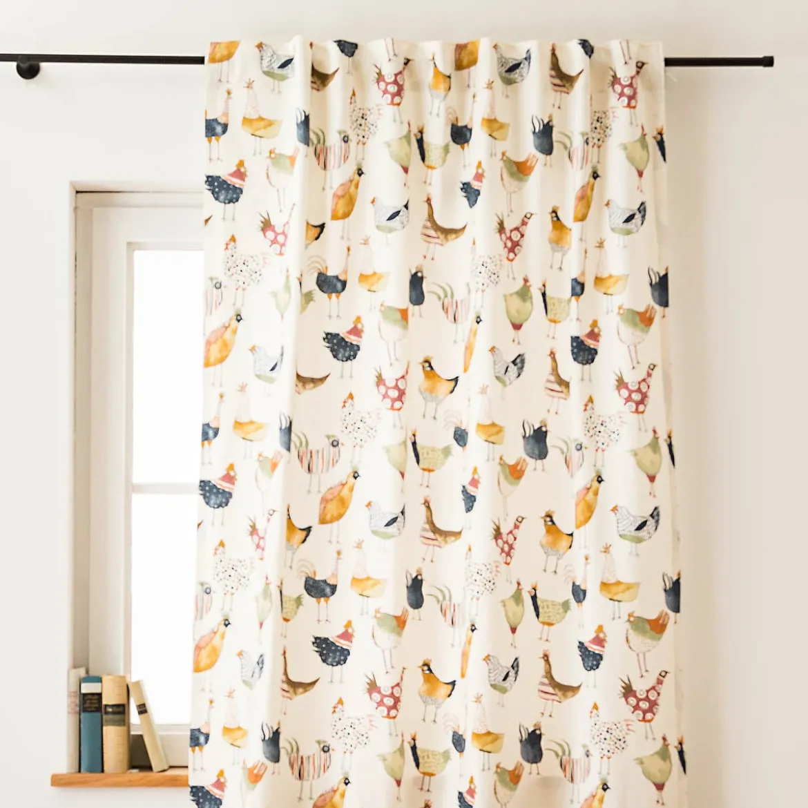 Vorhang Harriet Vintage Hühner wollweiß bunt in 245cm oder Wunschlänge von SCHÖNER LEBEN.
