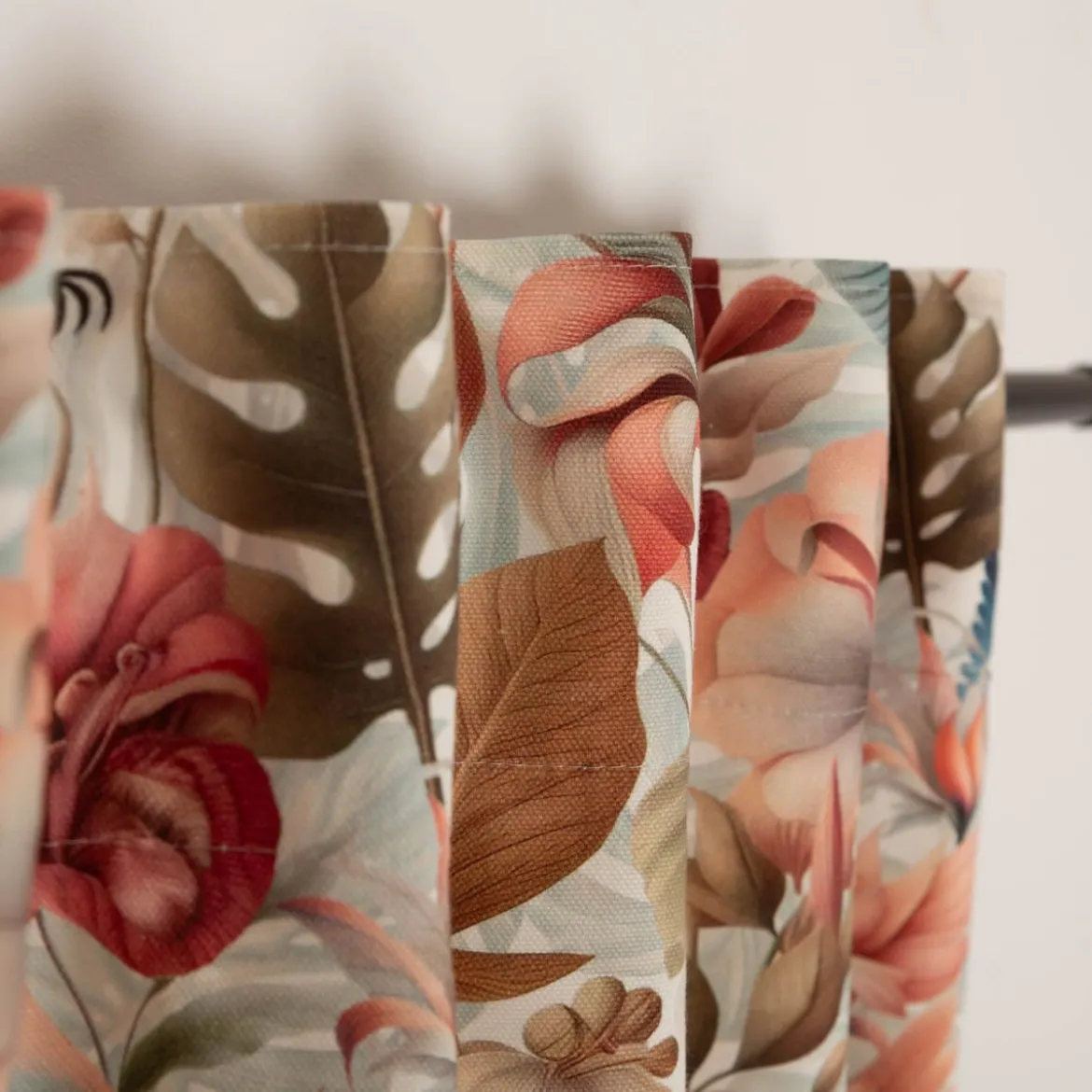 Vorhang Kolibri Blumen Blätter weiß bunt mit Smok-Schlaufenband 245x130cm (HxB) oder Wunschmaß von SCHÖNER LEBEN.