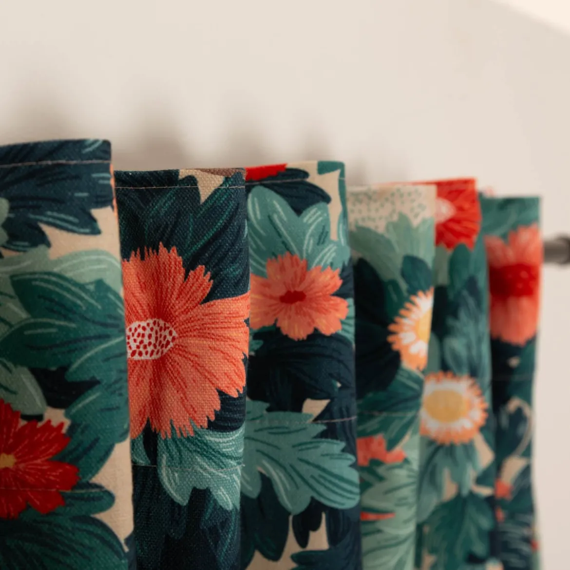 Vorhang Leinenstruktur Kranich Blumen türkisblau rot mit Smok-Schlaufenband 245x130cm (HxB) oder Wunschmaß von SCHÖNER LEBEN.