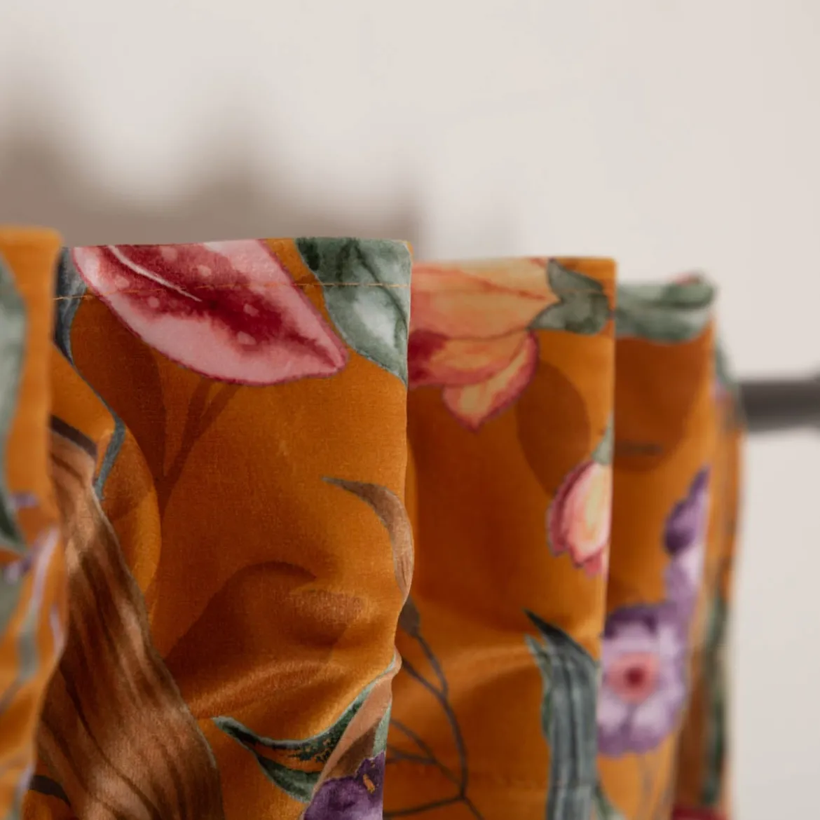 Vorhang Samtvorhang Lilium Blumen mit Smok-Schlaufenband 245x130cm (HxB) oder Wunschmaß von SCHÖNER LEBEN.