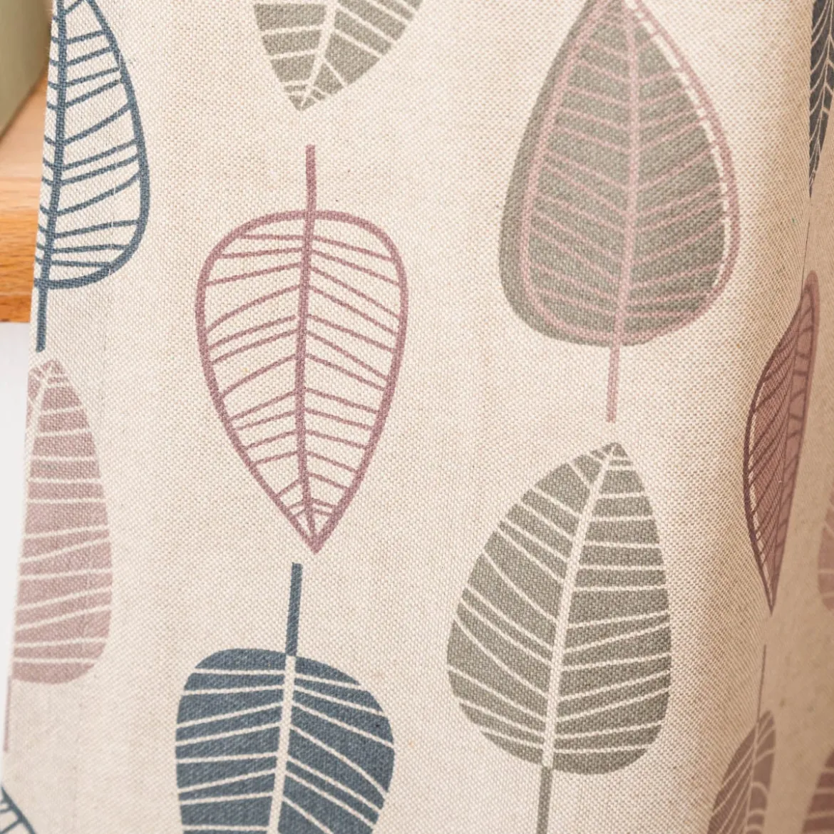 Vorhang Scandi Retro Leaves Blätter natur rosa petrol in 245cm oder Wunschlänge von SCHÖNER LEBEN.