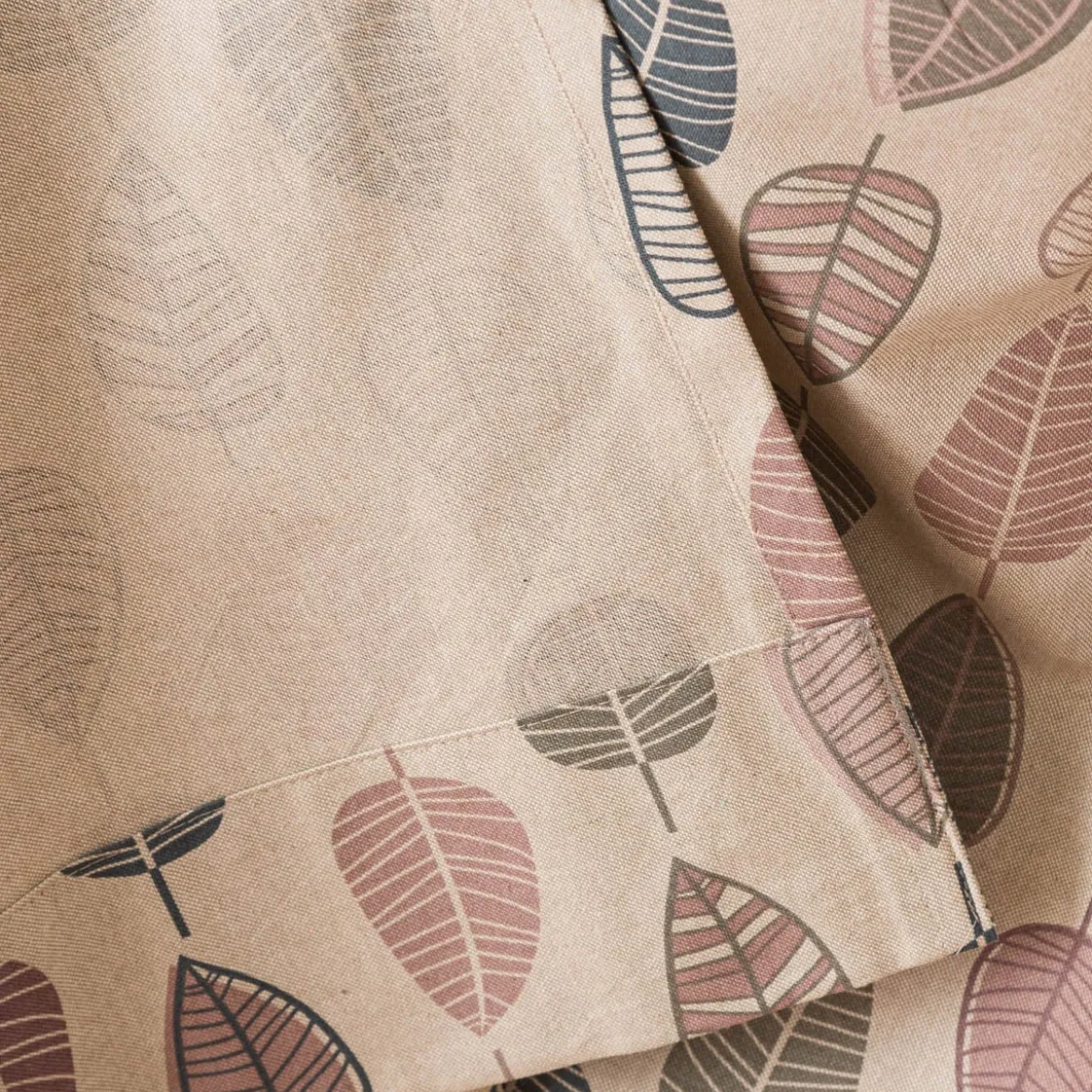 Vorhang Scandi Retro Leaves Blätter natur rosa petrol in 245cm oder Wunschlänge von SCHÖNER LEBEN.