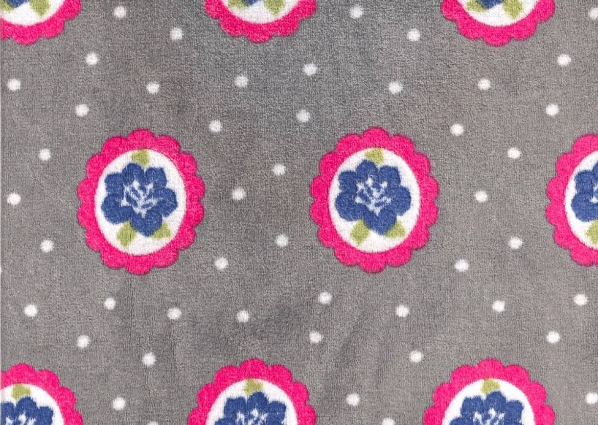 Wellness Fleece Blume in Kreis Punkte grau weiß pink blau