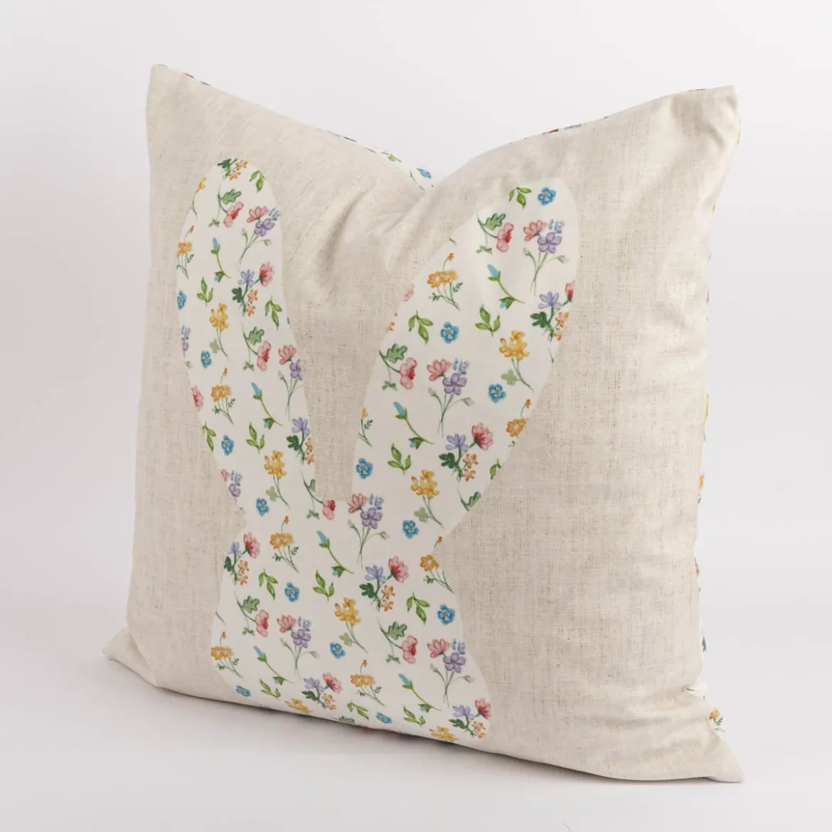 Wende Kissenhülle Hasenkopf Blumen Samtoptik aus Kunstfaser beige bunt 45x45cm von Clayre & Eef