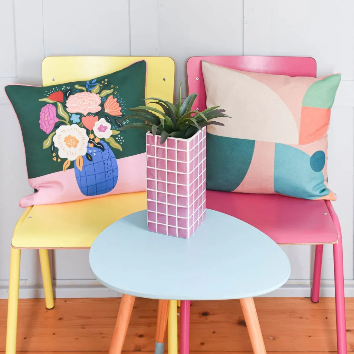 Wende-Kissenhülle mit Keder Blumenvase Flowers Digitaldruck aus Baumwolle grün rosa bunt 45x45cm von Magma