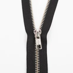 YKK Reißverschluss Metall silber teilbar 5mm 25cm lang in der Farbe schwarz