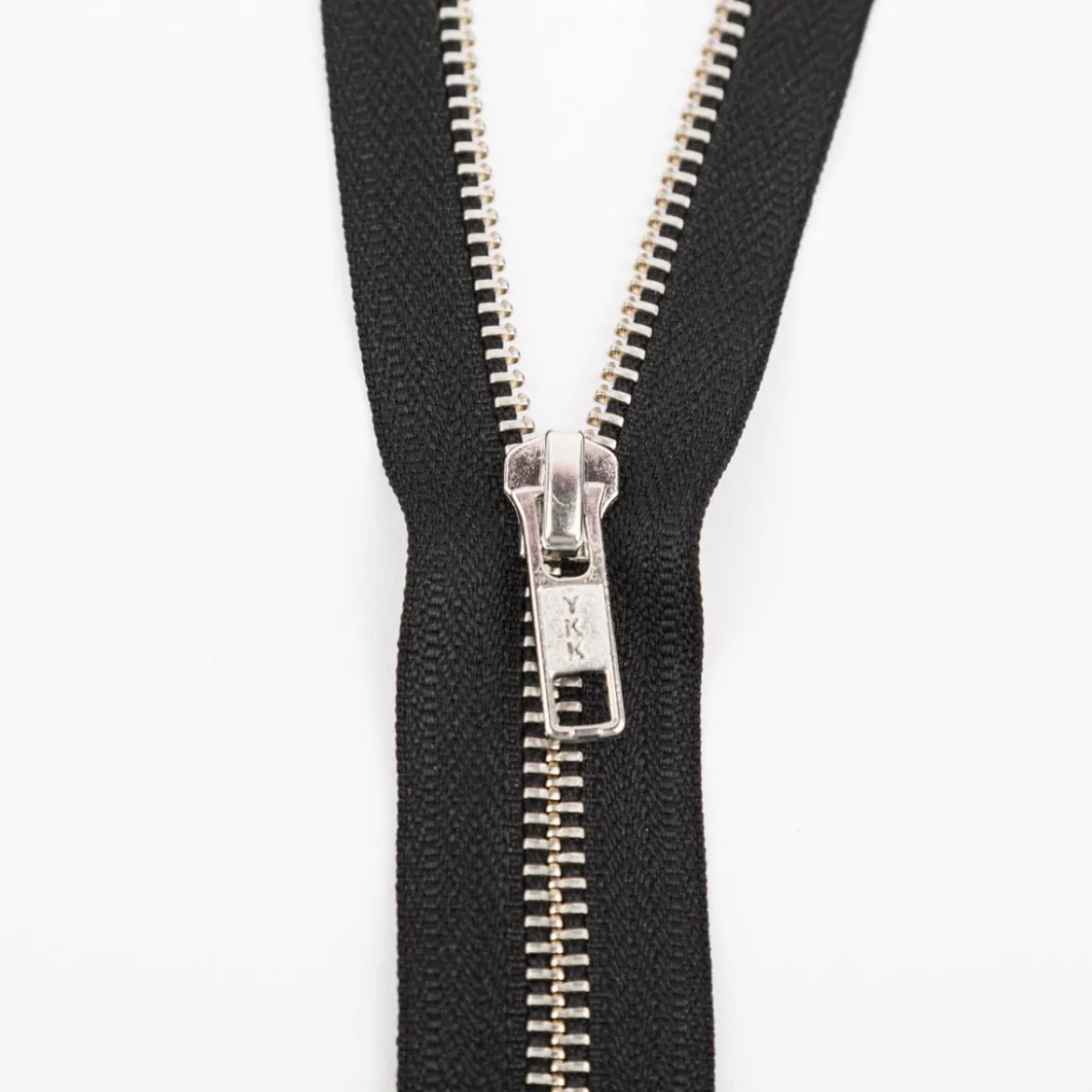 YKK Reißverschluss Metall silber teilbar 5mm 80cm lang in der Farbe schwarz