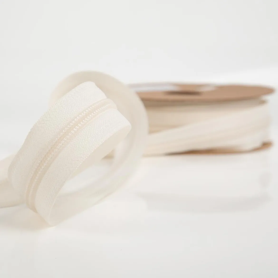 YKK Reißverschluss Meterware Kunststoffspirale 5mm in 3cm Breite individuell zuschneidbar Ecru