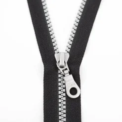YKK Reißverschluss Vislon teilbar silber 5mm 50cm lang in der Farbe schwarz