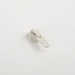 YKK Schieber für Reißverschluss Meterware Kunststoffspirale 5mm in 3cm Breite Ecru 1 Stk