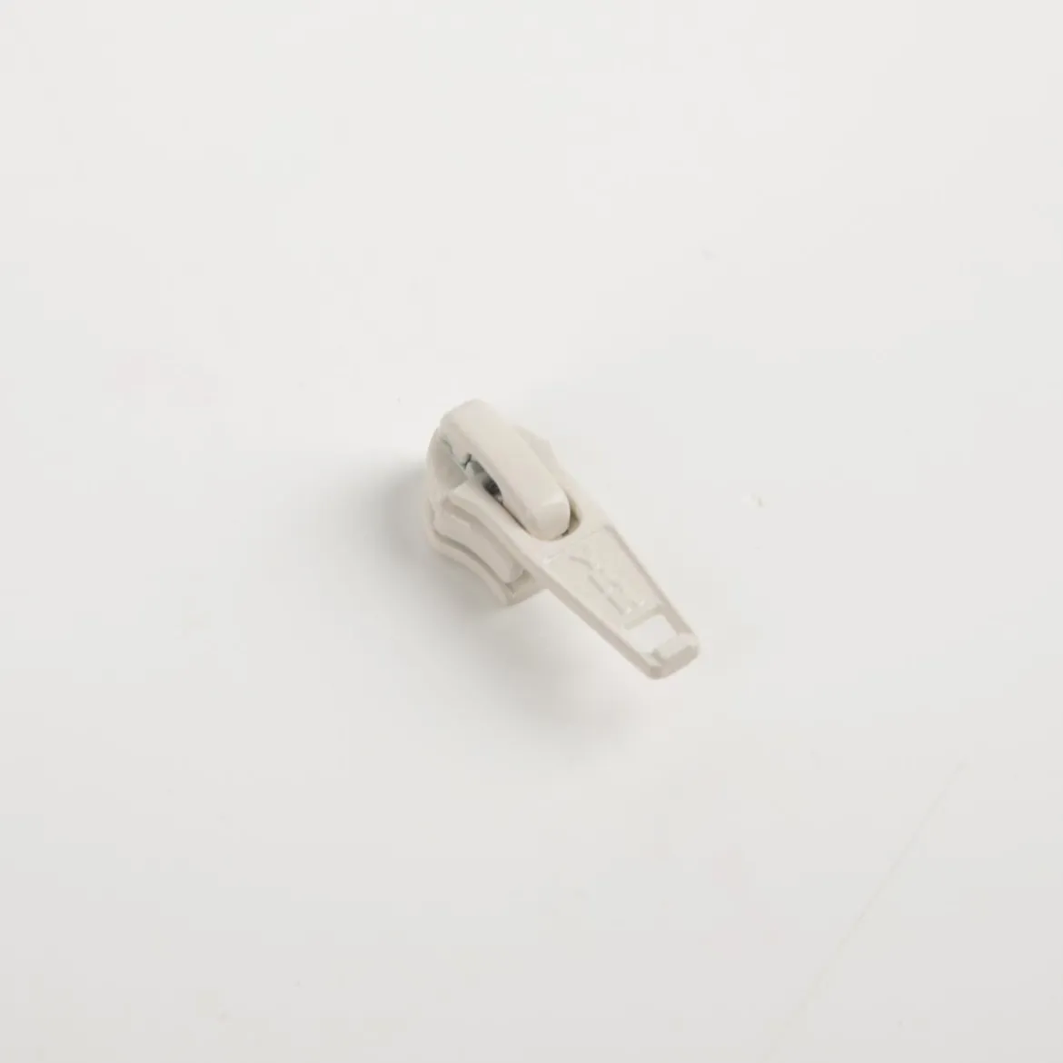 YKK Schieber für Reißverschluss Meterware Kunststoffspirale 5mm in 3cm Breite Ecru 1 Stk