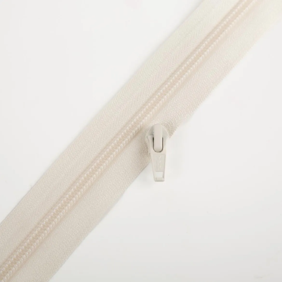YKK Schieber für Reißverschluss Meterware Kunststoffspirale 5mm in 3cm Breite Ecru 1 Stk