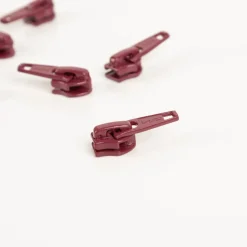 YKK Schieber für Reißverschluss Meterware Kunststoffspirale 5mm in 3cm Breite Dunkelrot 1 Stk