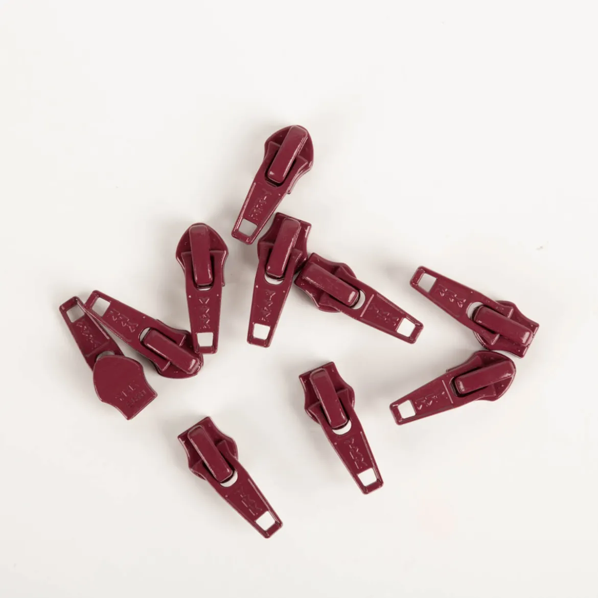 YKK Schieber für Reißverschluss Meterware Kunststoffspirale 5mm in 3cm Breite Dunkelrot 1 Stk